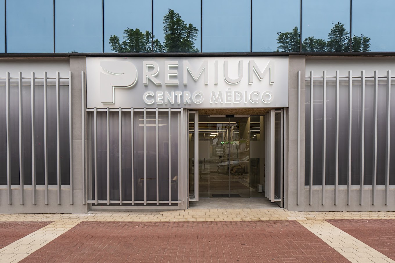 Fachada principal de Premium Centro Médico en Molina de Segura, Murcia, con su entrada moderna y cristalera reflejando el entorno.