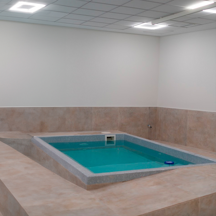 Piscina terapéutica en Premium Centro Médico, diseñada para sesiones de terapia acuática y rehabilitación en un ambiente controlado y seguro.