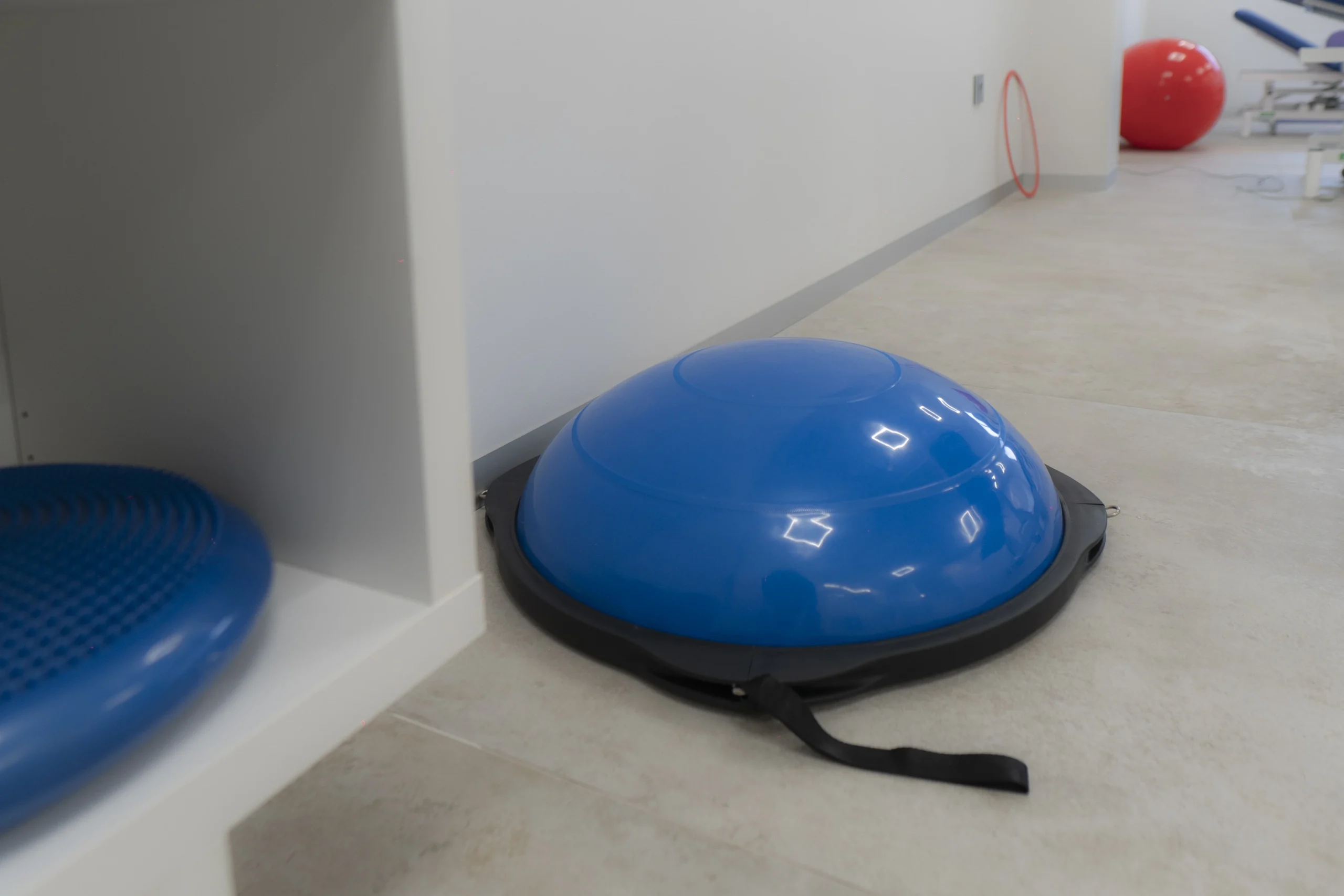 Bosu de equilibrio azul en el área de entrenamiento funcional de Premium Centro Médico, utilizado para mejorar la estabilidad, coordinación y fuerza.